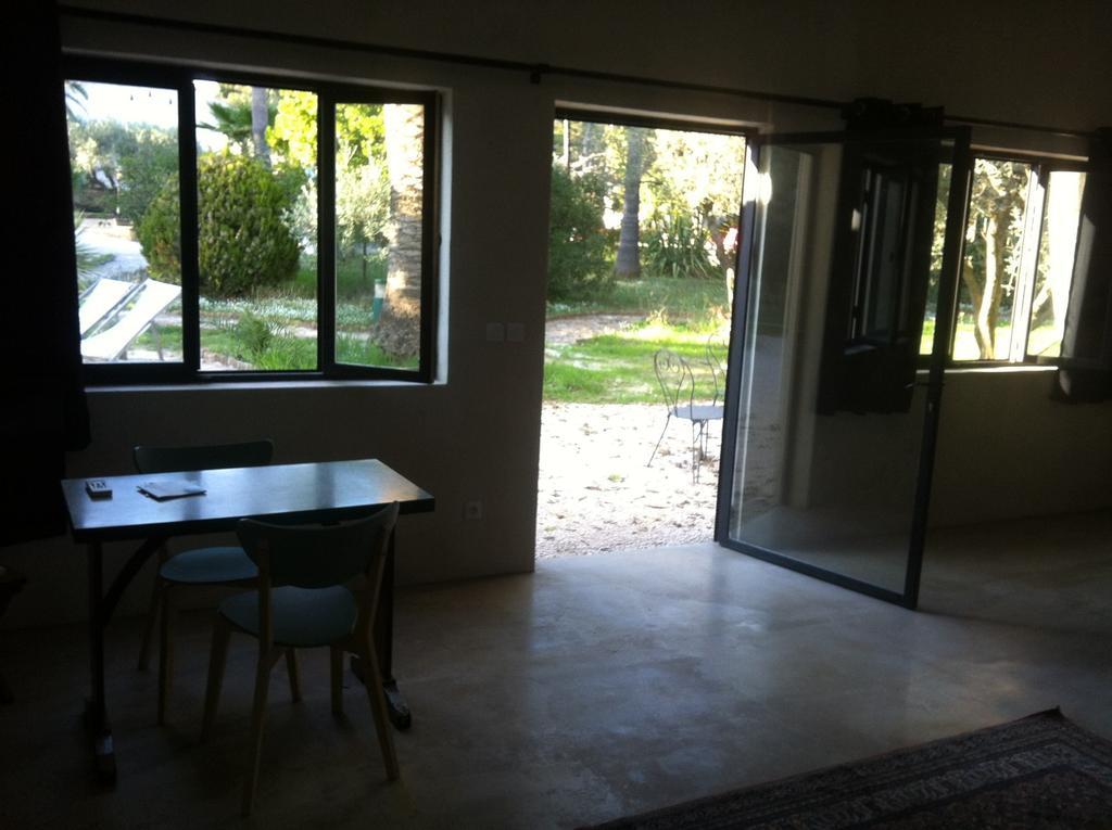 Du Cote De Chez Soi Hotell La Ciotat Rom bilde